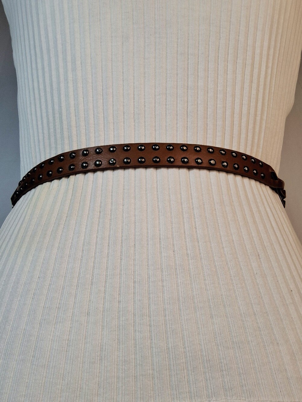 💎Aeropostale Womens Tan Narrow Braided Studded Belt Size Medium Y2K - Picture 4 of 12
